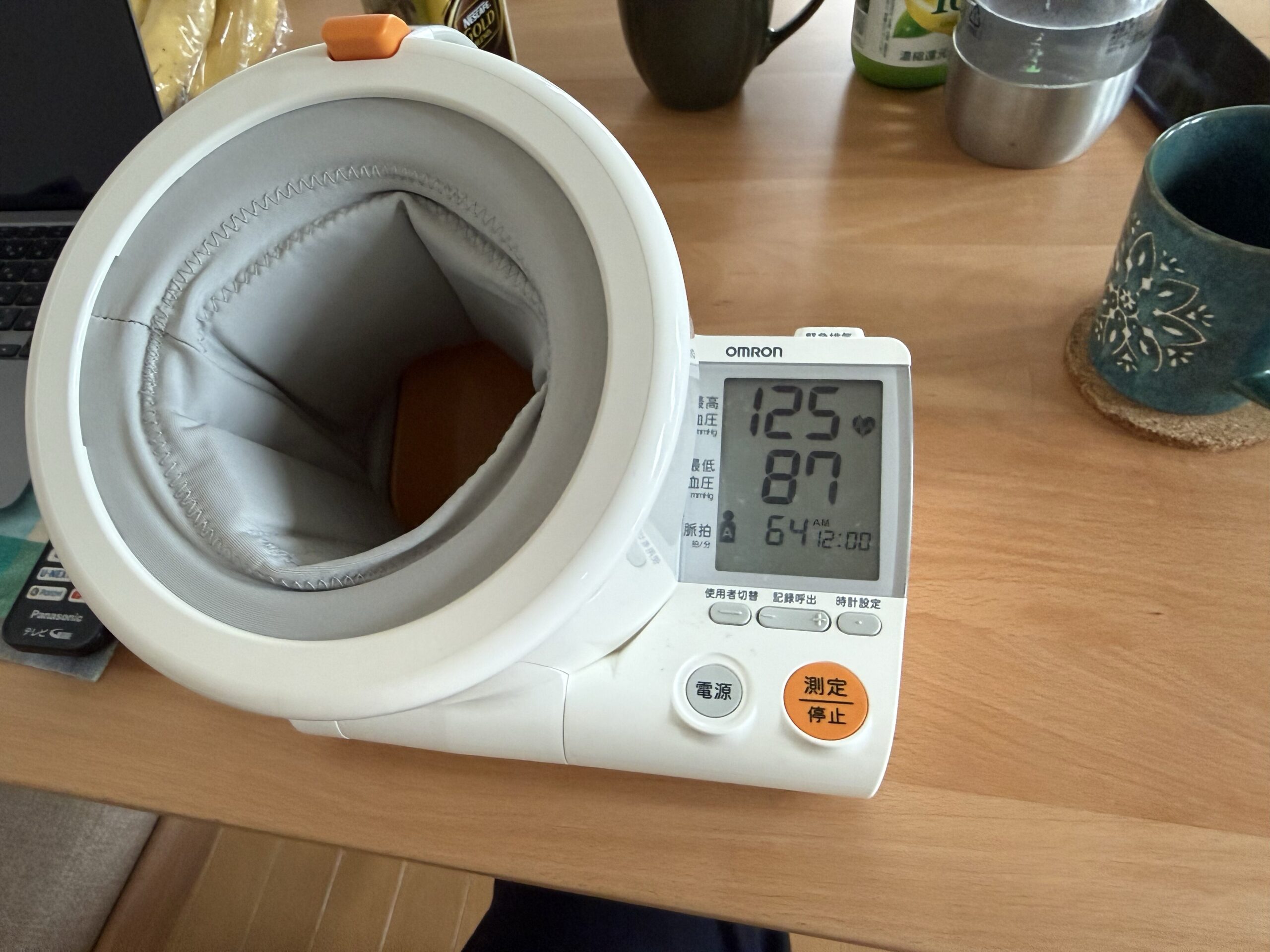 家庭用血圧計の表示。上が125、下が87