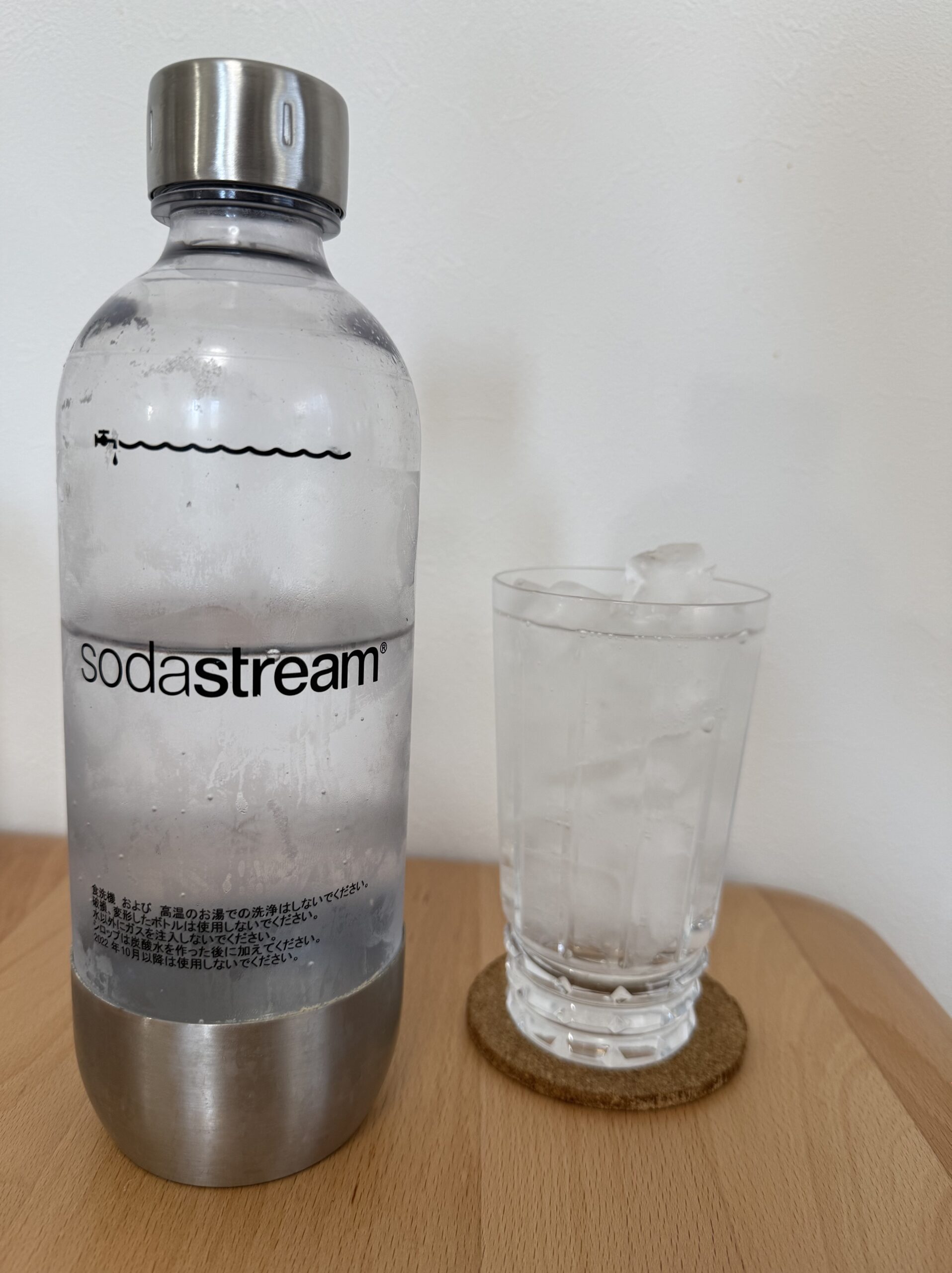 炭酸水で割って完成したレモン炭酸水
