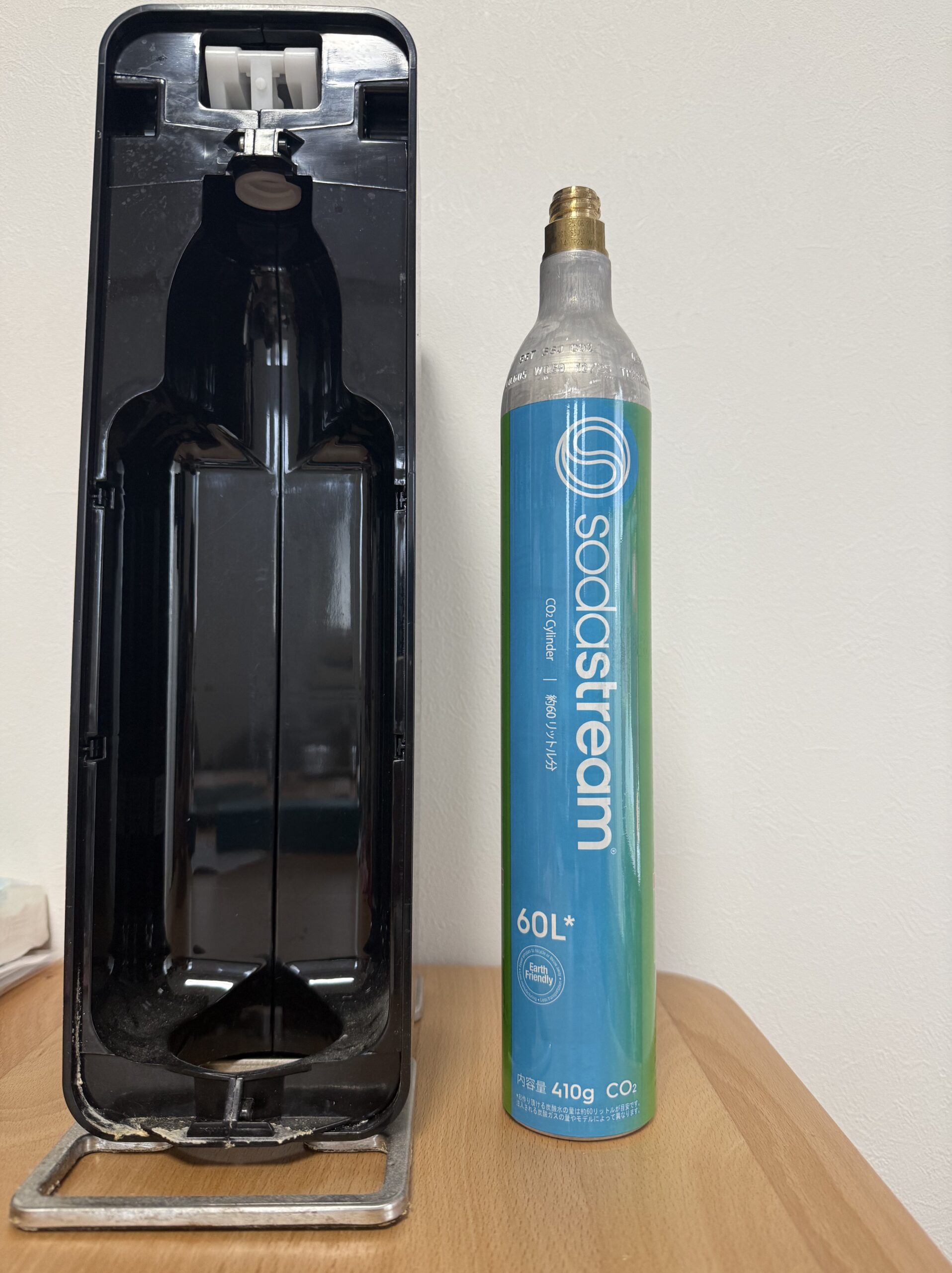 ソーダストリームのねじ込み式ブルーシリンダーと、本体のシリンダー収納部