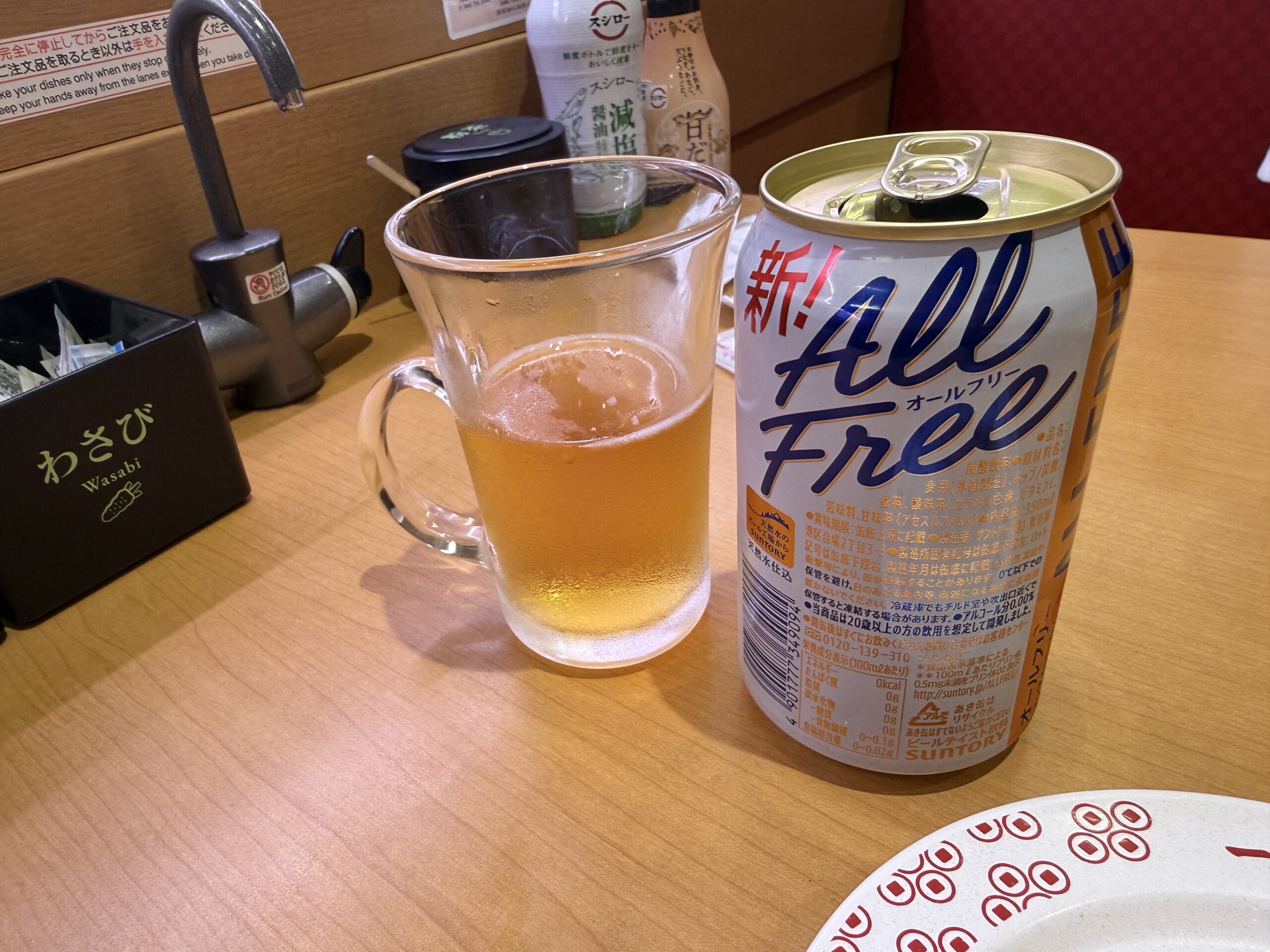 スシローのテーブルに置かれたノンアルコールビールの缶とグラス