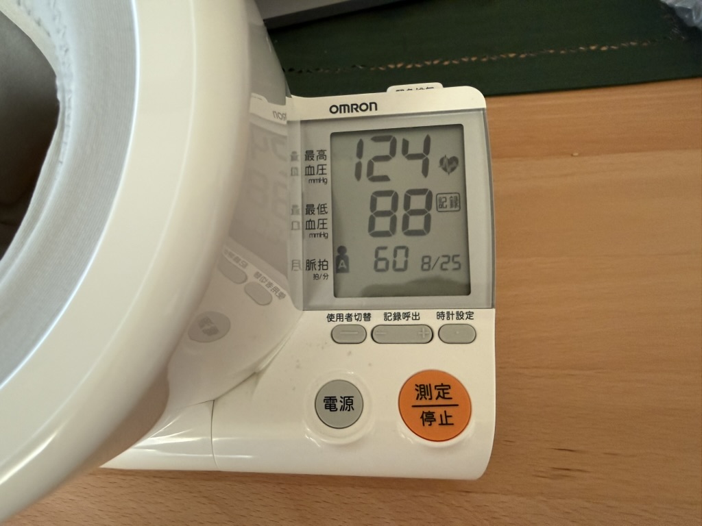 家庭用血圧計の表示。上が124、下が88、脈拍60